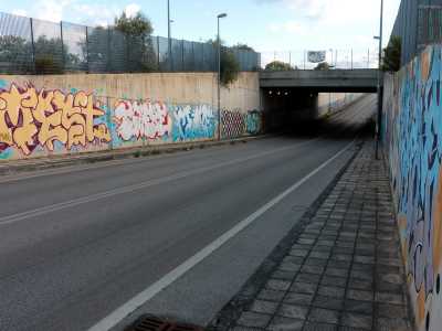 Proseguendo su via Camillo Rosalba e dirigendosi verso lo Stadio San Nicola, si trova un sottopasso che pullula di tag...